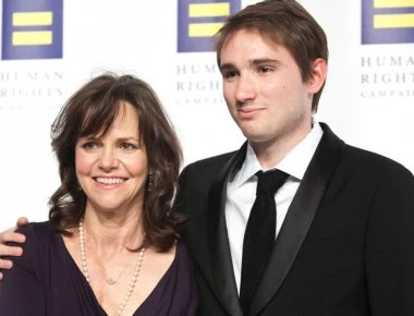 Σοκάρει πασίγνωστη ηθοποιός: Με βίαζε ο πατριός μου έως τα 14